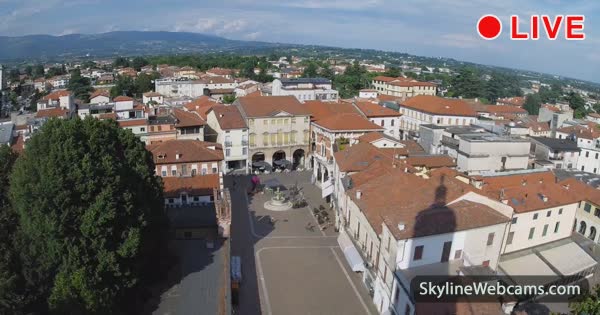 Glockenturm der Kathedrale von Thiene Ostansicht