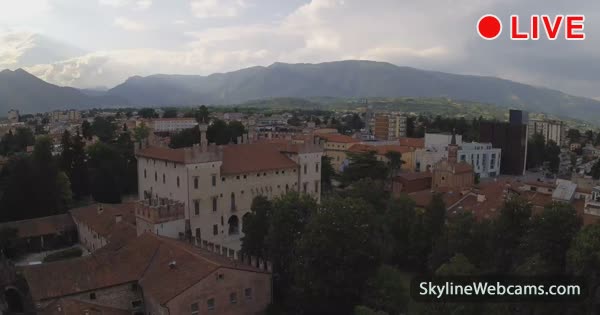 A torre sineira da Catedral de Thiene