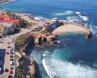Visite aérienne de La Jolla Beach Cove, CA
