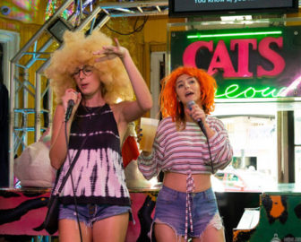 Gatos miaow ao vivo karaokê