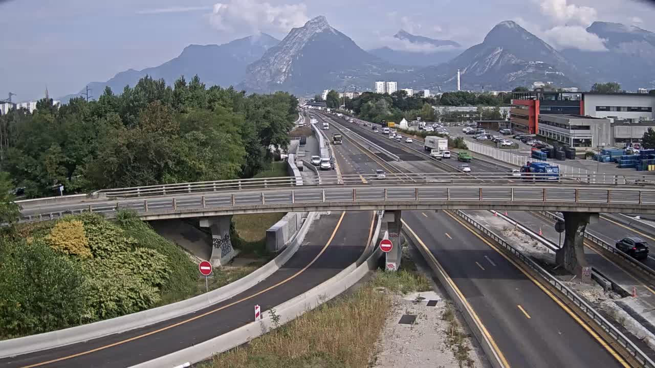 Grenoble: Autopista A480 en Grenoble. Vista orientada a la entrada y salida de Grenoble Sur