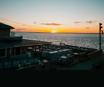 Sunset para restaurante de bayfront de Maguires