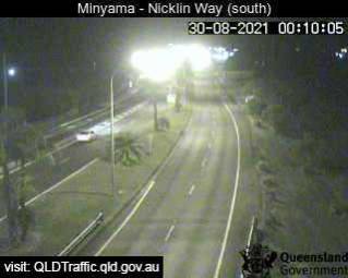 Minyama: Nicklin Way, olhando para sul em direção à Jessica Boulevard