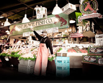 Pike Place Fish Market vive à Seattle