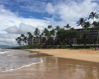 La plage en direct de Hale Pau Hana
